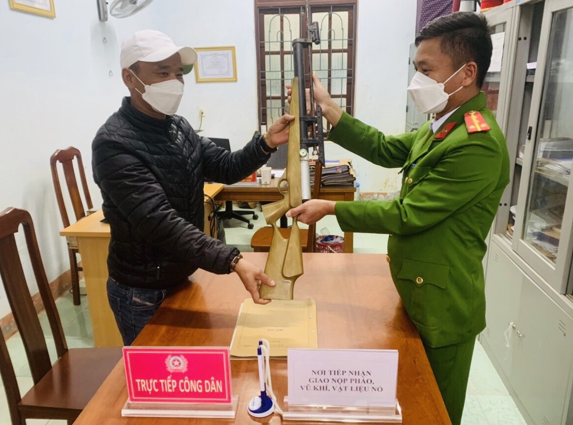 Công an huyện Quảng Ninh đã tiếp nhận nhiều loại vũ khí quân dụng, vật liệu nổ, công cụ hỗ trợ (VK, VLN, CCHT) và pháo do người dân tự nguyện mang đến giao nộp