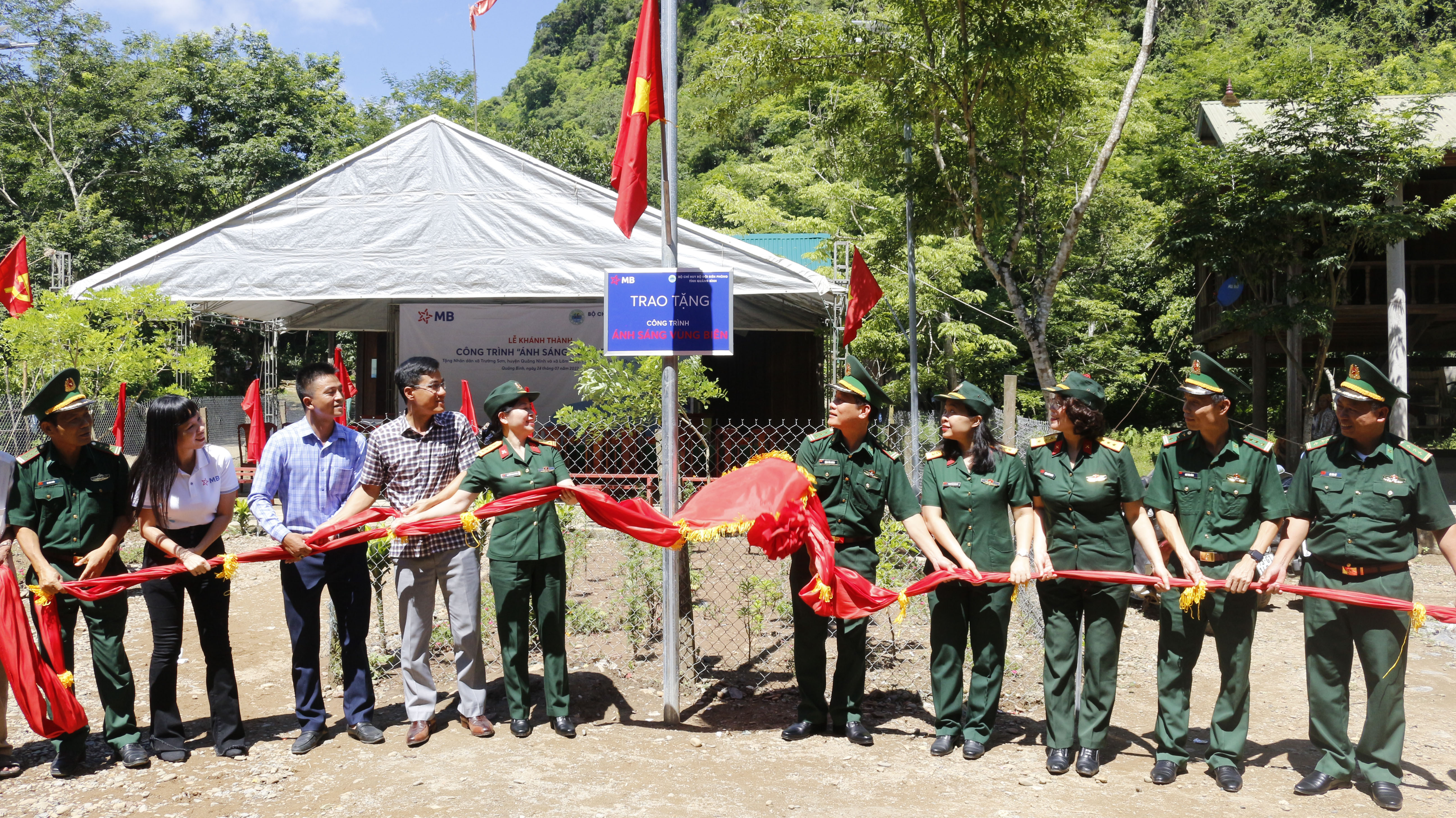 Lãnh đạo Bộ Chỉ huy BĐBP tỉnh và đơn vị tài trợ Ngân hàng TMCP Quân đội cắt băng khánh thành công trình “Ánh sáng vùng biên” trên địa bàn xã Trường Sơn (Quảng Ninh).