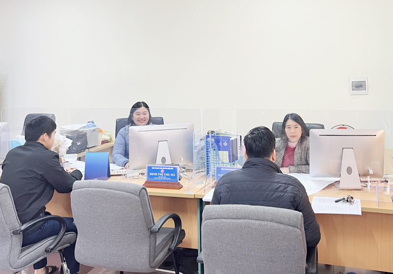 Các tổ chức, cá nhân nộp hồ sơ tại quầy giao dịch của Sở TN-MT tại Trung tâm dịch vụ Hành chính công tỉnh.