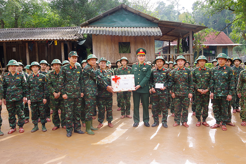 Đại tá Đinh Xuân Hướng, Chính ủy Bộ CHQS tỉnh động viên, tặng quà cán bộ, chiến sỹ đơn vị.