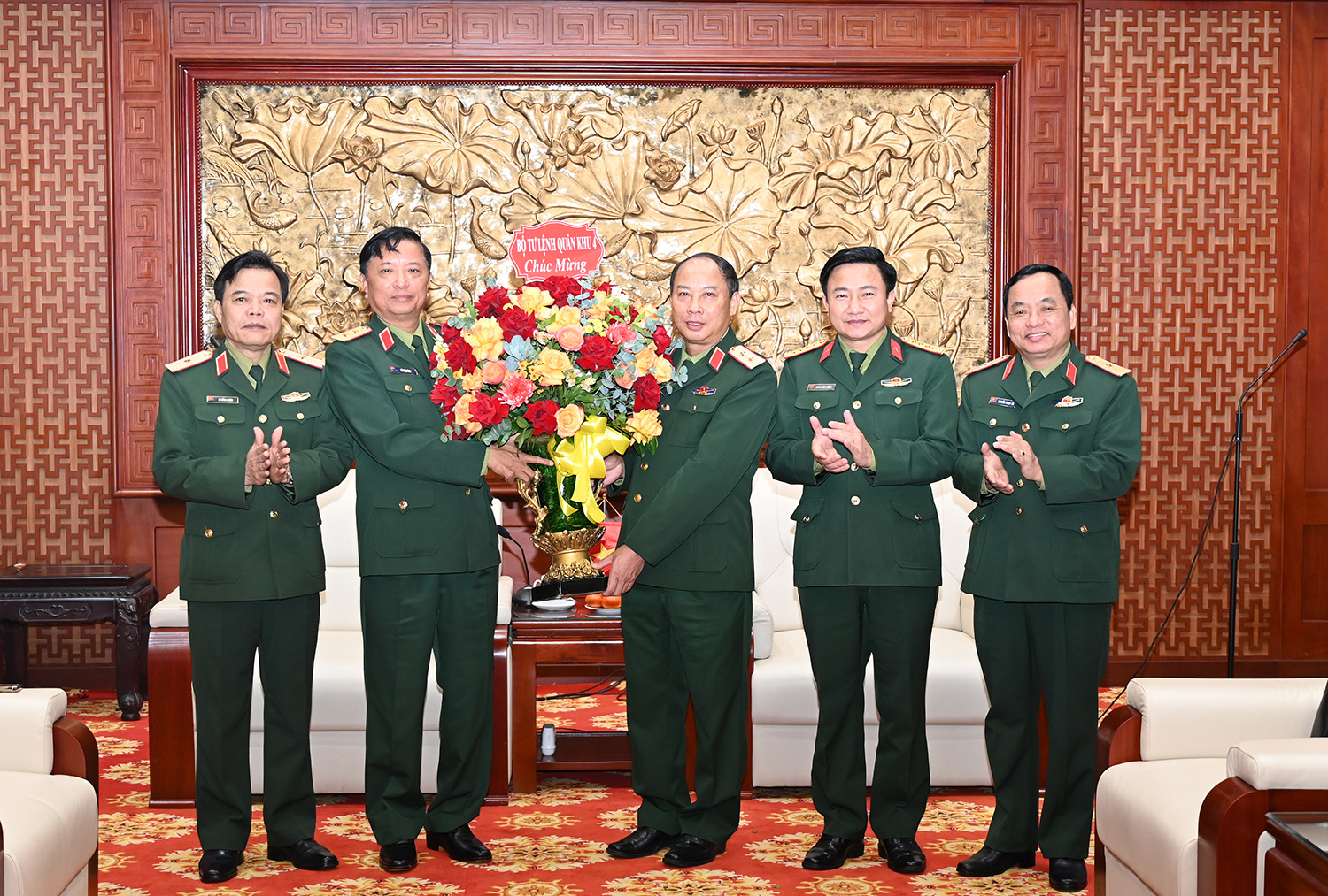 Các đồng chí trong Thường vụ Đảng ủy, Bộ Tư lệnh Quân khu tặng hoa chúc mừng Trung tướng Hà Thọ Bình.