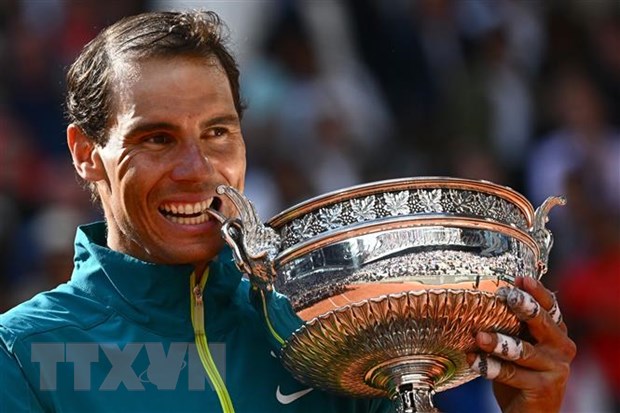 Vua sân đất nện Rafael Nada nâng cup vô địch Roland-Garros lần thứ 14, sau khi thắng dễ dàng Casper Ruud trong trận chung kết ở Paris, Pháp ngày 5/6/2022. (Ảnh: AFP/TTXVN)