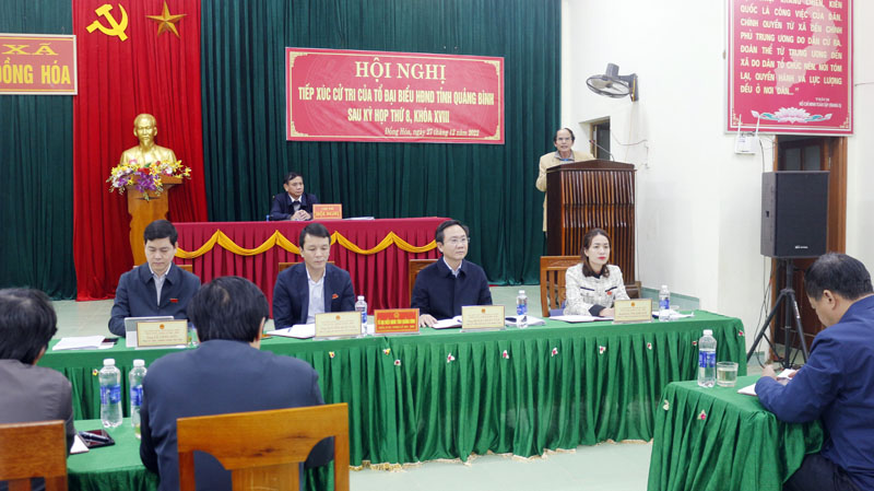 Cử tri huyện Tuyên Hóa trình bày ý kiến.