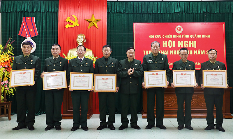 Lãnh đạo Hội CCB tỉnh trao bằng khen của Trung ương Hội CCB Việt Nam cho các cá nhân đạt thành tích xuất sắc trong phong trào thi đua “CCB gương mẫu”.