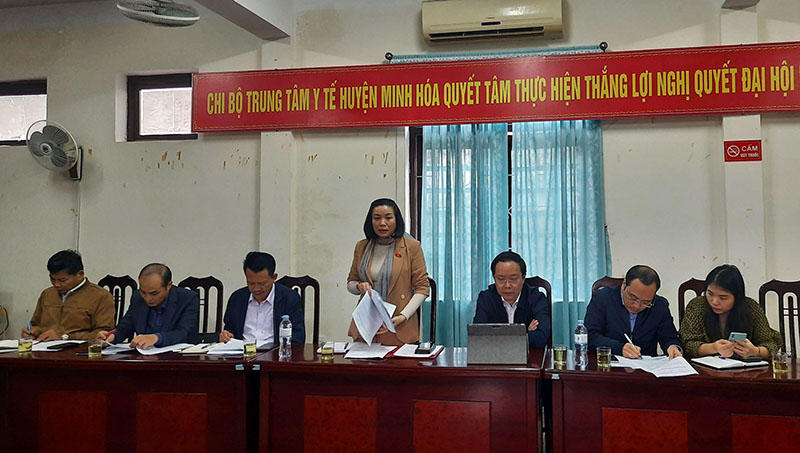 Đồng chí Phó trưởng đoàn chuyên trách Đoàn ĐBQH Nguyễn Minh Tâm ghi nhận những kiến nghị, đề xuất của huyện Tuyên Hóa