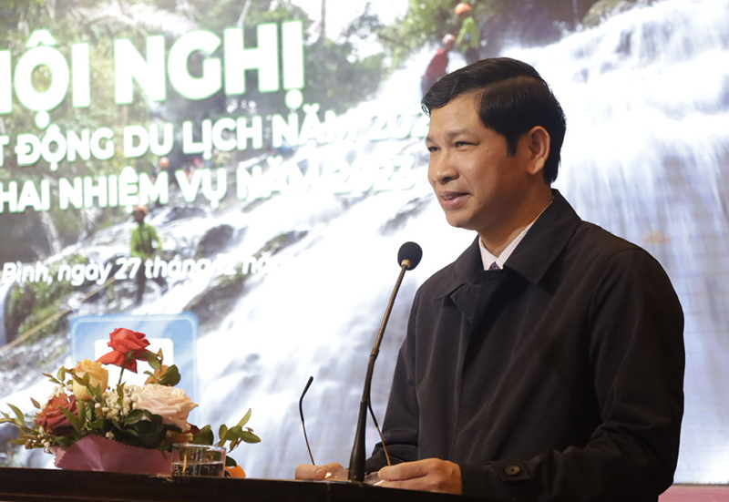 Đồng chí Phó Chủ tịch UBND tỉnh Hồ An Phong phát biểu tại hội nghị. 