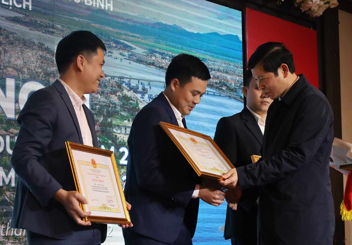Thừa ủy quyền của Chủ tịch UBND tỉnh, đồng chí Phó Chủ tịch UBND tỉnh Hồ An Phong trao bằng khen cho các tập thể và cá nhân xuất sắc.