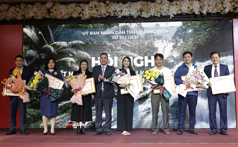 Thừa ủy quyền của Bộ trưởng Bộ Văn hóa-Thể thao và Du lịch, đồng chí Giám đốc Sở Du lịch Nguyễn Ngọc Quý trao bằng khen cho các tập thể và cá nhân xuất sắc.