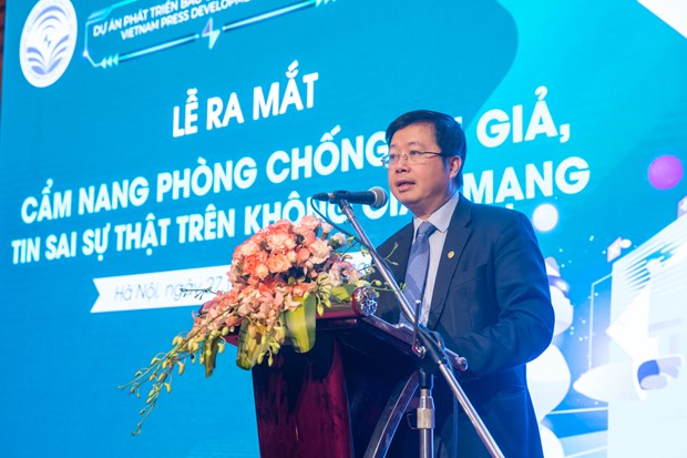Thứ trưởng Nguyễn Thanh Lâm chủ trì lễ ra mắt Cẩm nang phòng chống tin giả, tin sai sự thật trên không gian mạng. (Ảnh: Minh Sơn/Vietnam+)