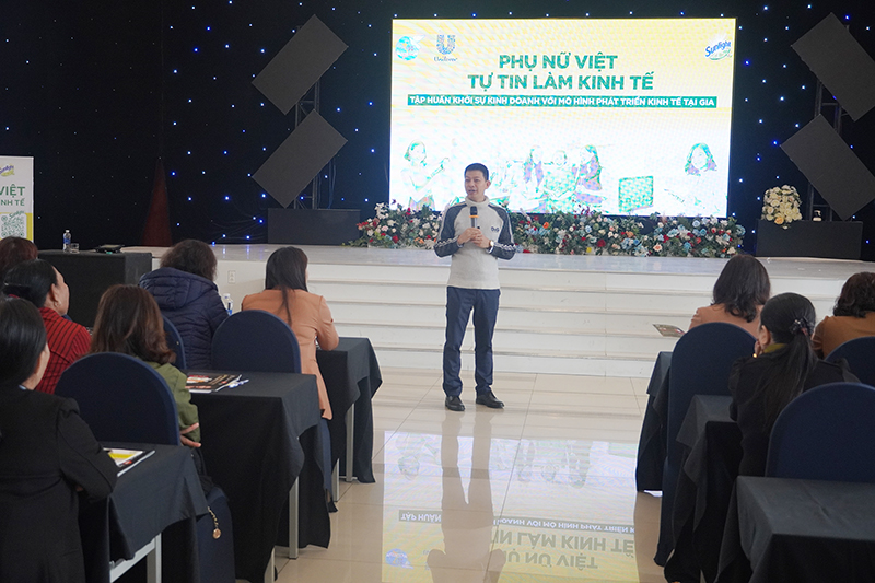 Chuyên gia tư vấn-báo cáo viên Công ty Unilever Việt Nam giới thiệu các nội dung tập huấn.