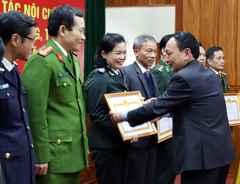 Đồng chí Trần Hải Châu, Phó Bí thư Thường trực Tỉnh ủy, Chủ tịch HĐND tỉnh trao Bằng khen của Ban Thường vụ Tỉnh ủy cho các tập thể, cá nhân đạt thành tích xuất sắc trong công tác NC, PCTN, TC, CCTP năm 2022