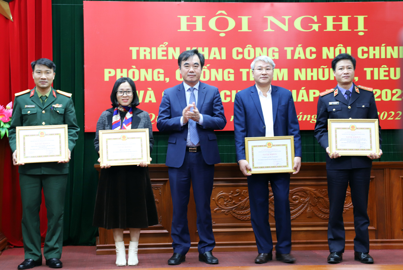 Đồng chí Nguyễn Lương Bình, Ủy viên Ban Thường vụ, Trưởng ban Nội chính Tỉnh ủy trao Giấy khen củ Ban Nội chính Tỉnh ủy cho các tập thể, cá nhân có thành tích xuất sắc trong công tác NC, PCTN, TC, CCTP năm 2022