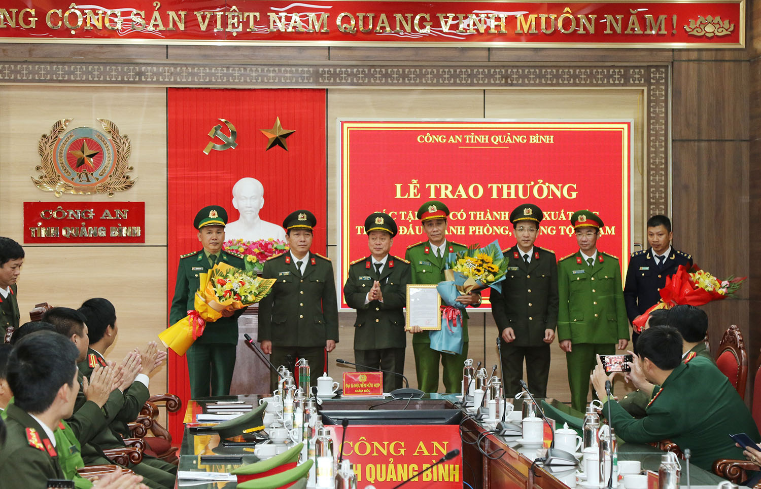Thừa ủy quyền của lãnh đạo Bộ Công an, Đại tá Nguyễn Hữu Hợp, Giám đốc Công an tỉnh trao quyết định khen thưởng cho các đơn vị, lực lượng về chuyên án mua bán, vận chuyển trái phép chất ma túy.