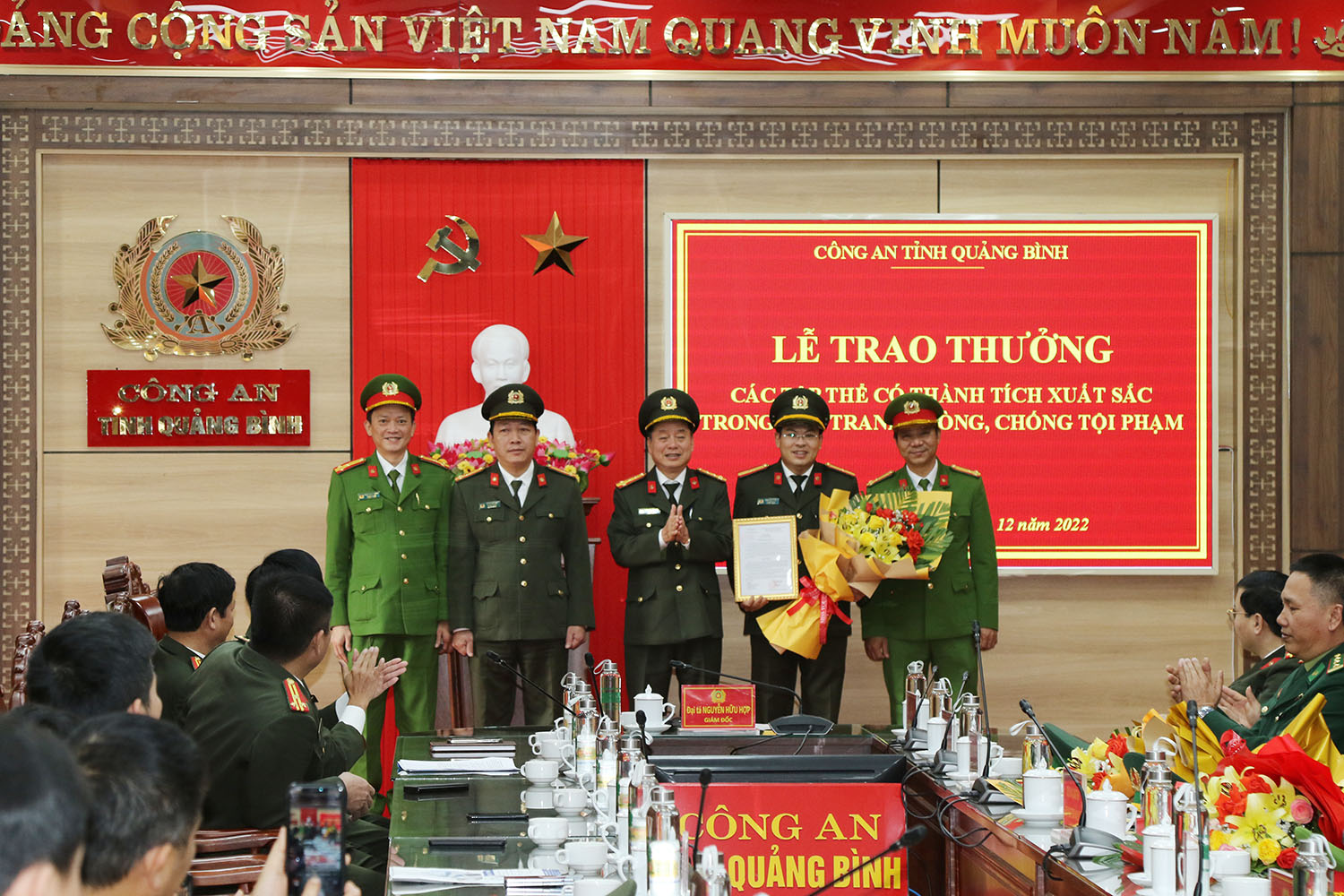 Đại tá Nguyễn Hữu Hợp, Giám đốc Công an tỉnh trao quyết định khen thưởng của Bộ Công an cho các đơn vị trong đấu tranh thành công chuyên án sử dụng mạng máy tính, mạng viễn thông, phương tiện điện tử chiếm đoạt tài sản.