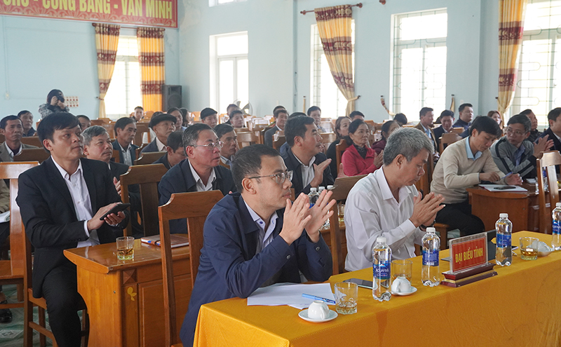 Các đại biểu tham dự buổi tiếp xúc cử tri tại xã Trung Trạch (Bố Trạch).