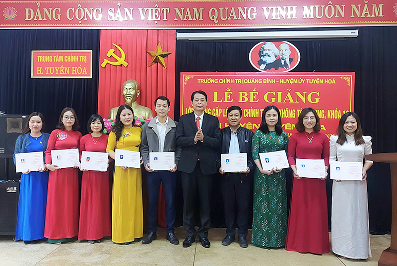 Lãnh đạo Trường Chính trị tỉnh trao bằng tốt nghiệp cho các học viên
