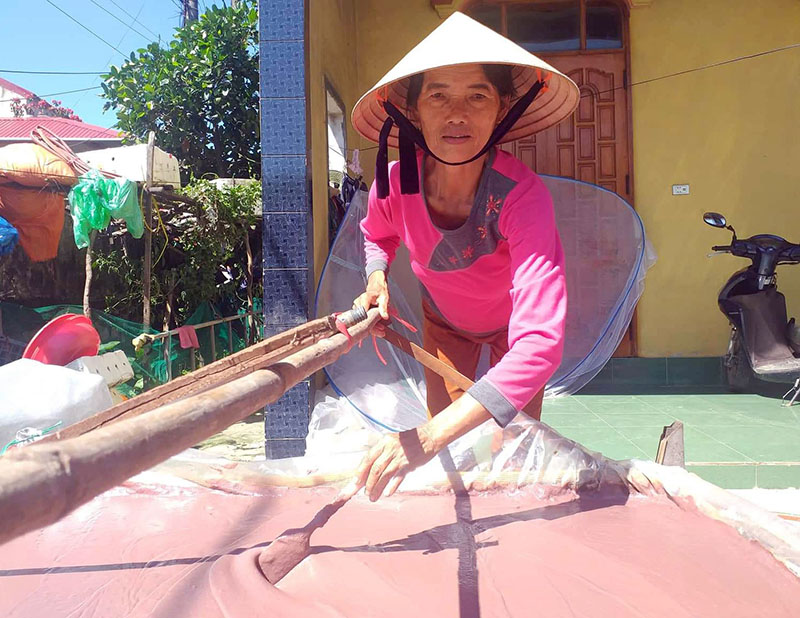 Năm nay khuyếc được mùa nên gia đình chị Nguyễn Thị Huệ làm ruốc số lượng lớn