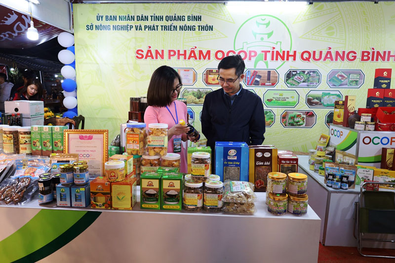 Gian hàng sản phẩm OCOP cấp tỉnh Quảng Bình được bày bán tại hội chợ