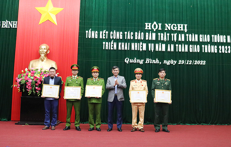 Đồng chí Trần Thắng trao bằng khen cho các tập thể có thành tích xuất sắc trong công tác bảo đảm TTATGT năm 2022.