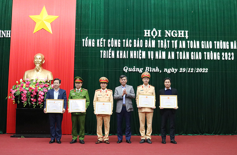 Đồng chí Trần Thắng trao bằng khen cho các cá có thành tích xuất sắc trong công tác bảo đảm TTATGT năm 2022.
