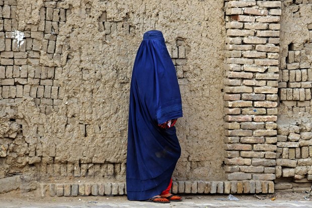 Phụ nữ Afghanistan mặc trang phục burqa trùm đầu và che kín mặt khi ra đường. (Ảnh: AFP/TTXVN)