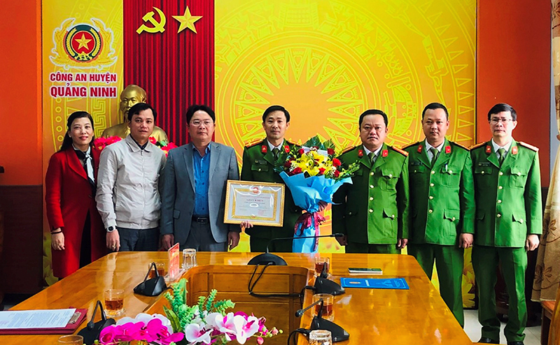 Chủ tịch UBND huyện Quảng Ninh Phạm Trung Đông trao tặng giấy khen và thưởng nóng cho lực lượng Công an huyện.