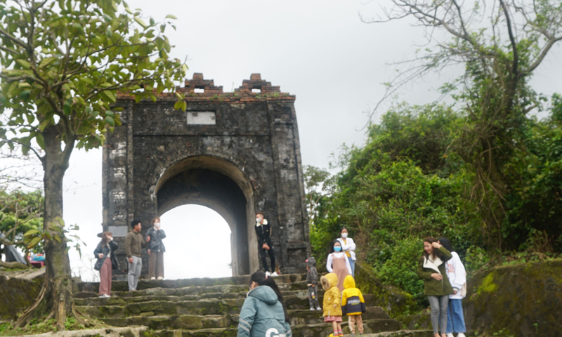 Du khách viếng thăm, vãn cảnh Hoành Sơn Quan trên đèo Ngang.