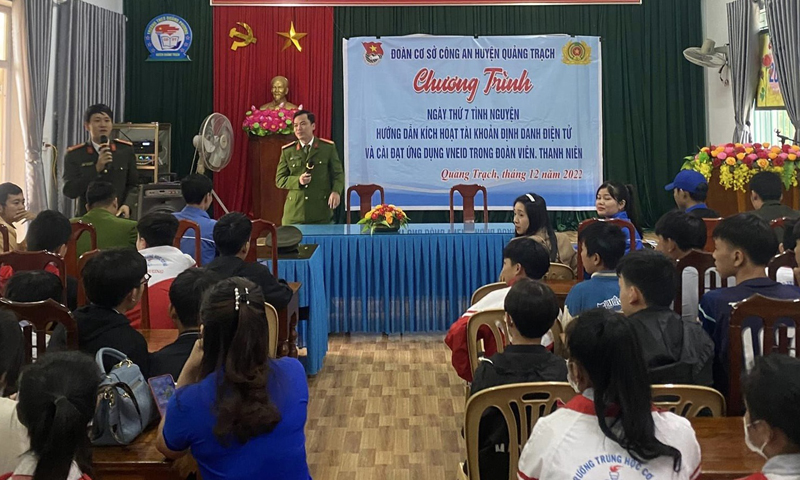 Công an huyện Quảng Trạch tổ chức hoạt động ngày thứ 7 tình nguyện hướng dẫn kích hoạt tài khoản định danh điện tử và cài đặt ứng dụng Vneid trong đoàn viên, thanh niên.