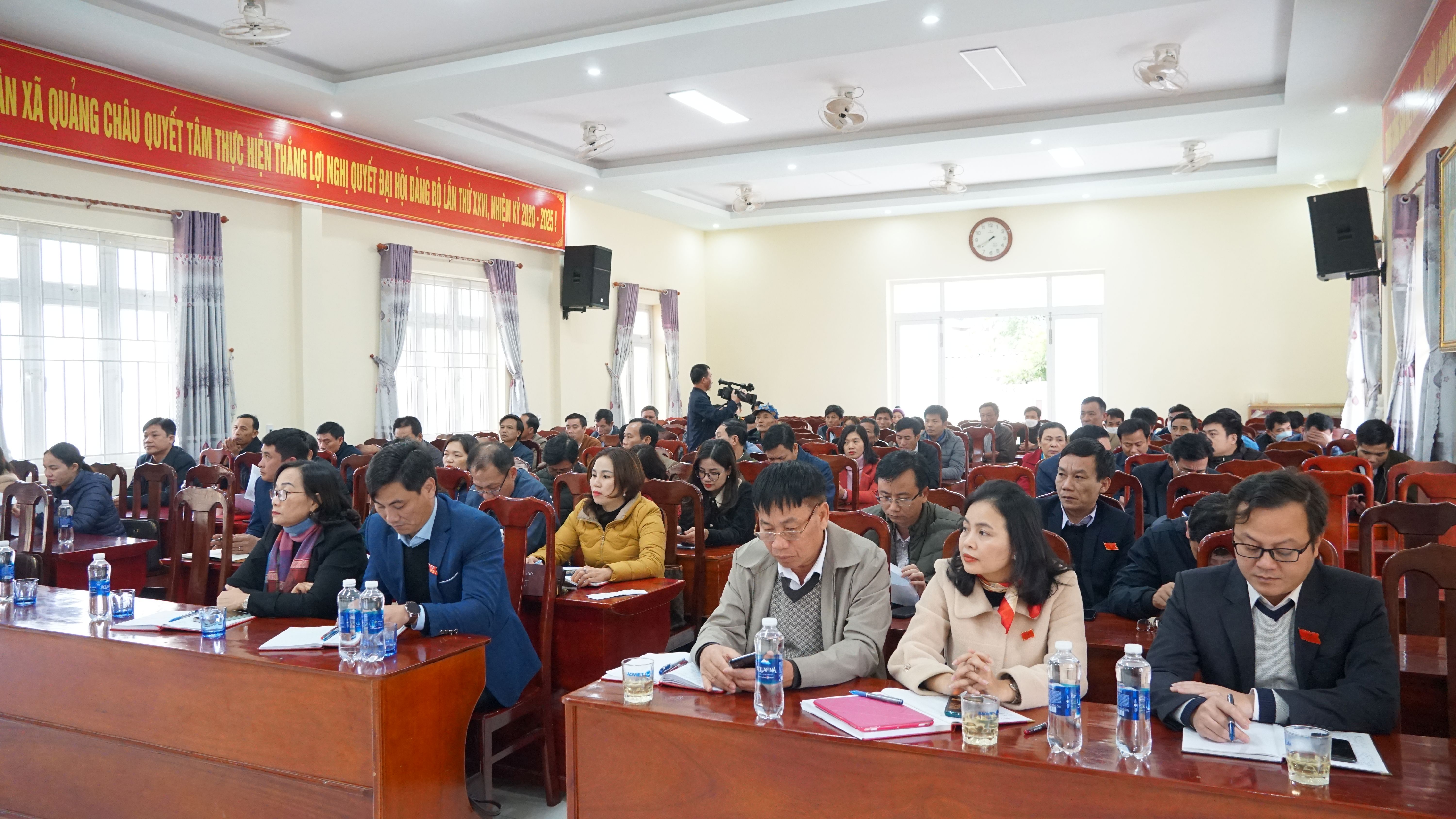 Đông đảo cử tri tham dự buổi tiếp xúc với đại biểu HĐND tỉnh tại xã Quảng Châu.