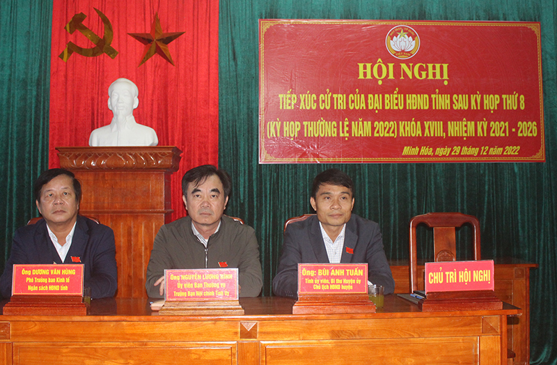 Các đại biểu HĐND tỉnh đang tiếp xúc với cử tri huyện Minh Hóa.