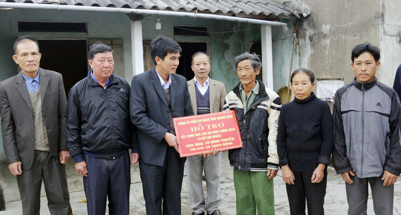 Đồng chí Bí thư Đảng ủy Khối các cơ quan tỉnh Nguyễn Thanh Lam mong muốn chính quyền địa phương quan tâm hỗ trợ các gia đình chính sách sử dụng nguồn tiền hỗ trợ đúng mục đích.