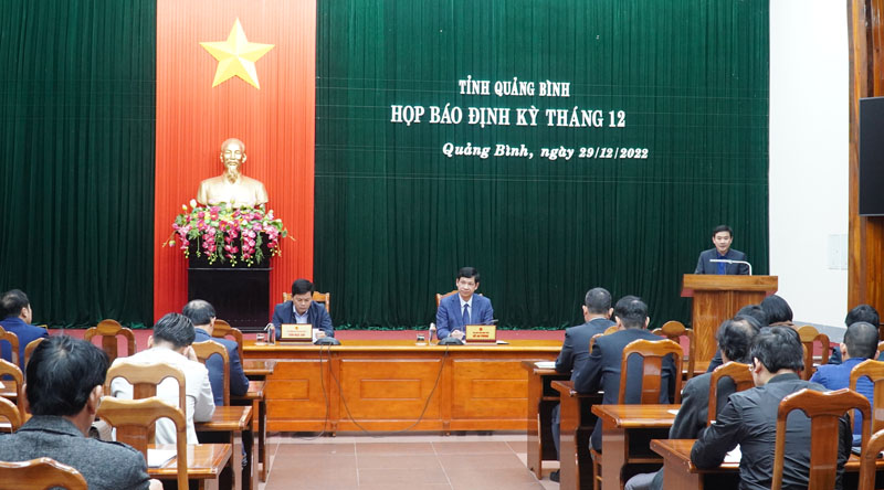 Các đồng chí Hồ An Phong, Tỉnh ủy viên, Phó Chủ tịch UBND tỉnh; Trần Ngọc Ánh, Phó Trưởng ban Tuyên giáo Tỉnh ủy chủ trì buổi họp báo.