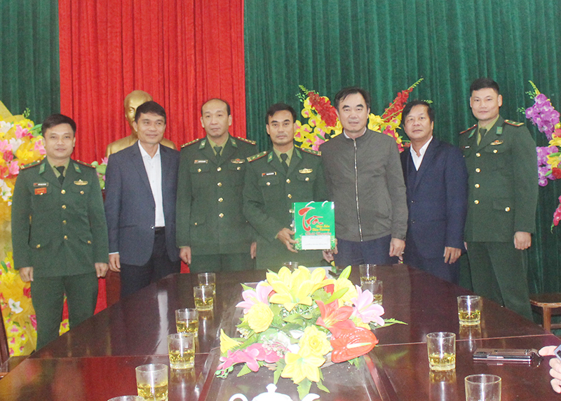 Đồng chí Nguyễn Lương Bình tặng quà cho Đồn Biên phòng Cà Xèng