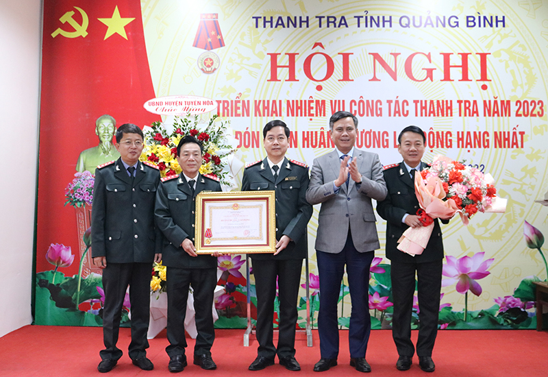 Thừa ủy quyền của Chủ tịch nước, đồng chí Phó Bí thư Tỉnh ủy, Chủ tịch UBND tỉnh Trần Thắng đã trao huân chương lao động hạng nhất cho thanh tra tỉnh Quảng Bình.