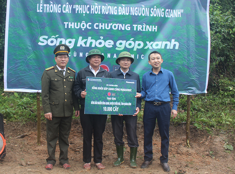 Ban tổ chức trao biển tượng trưng trồng rừng cây bản địa cho xã Sơn Hóa (Tuyên Hóa)