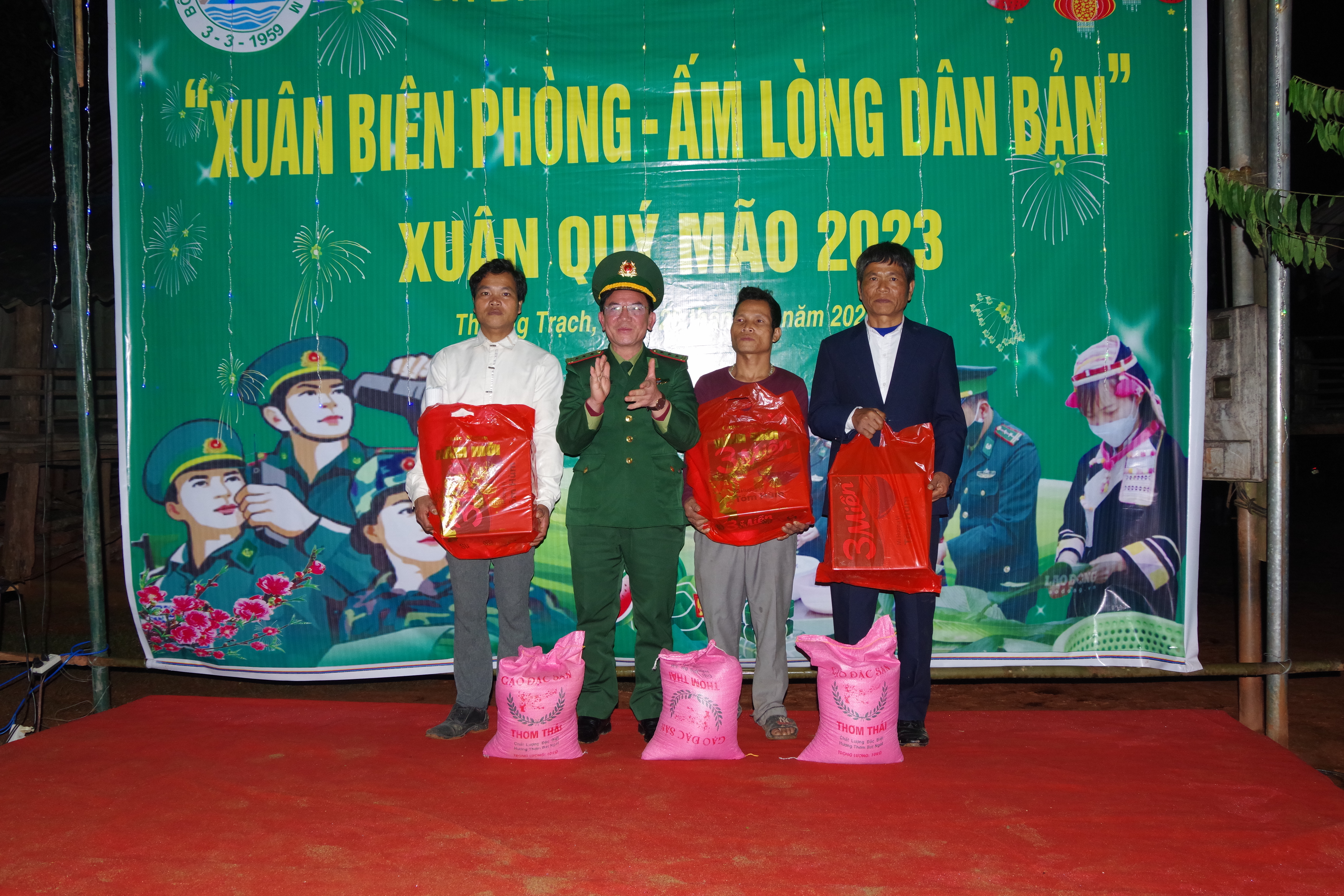  Đồng chí Thượng tá Ngô Minh Điền phó Chính ủy BĐBP tỉnh Quảng Bình trao tặng quà cho các hộ nghèo và gia đình chính sách trên khu vực biên giới.