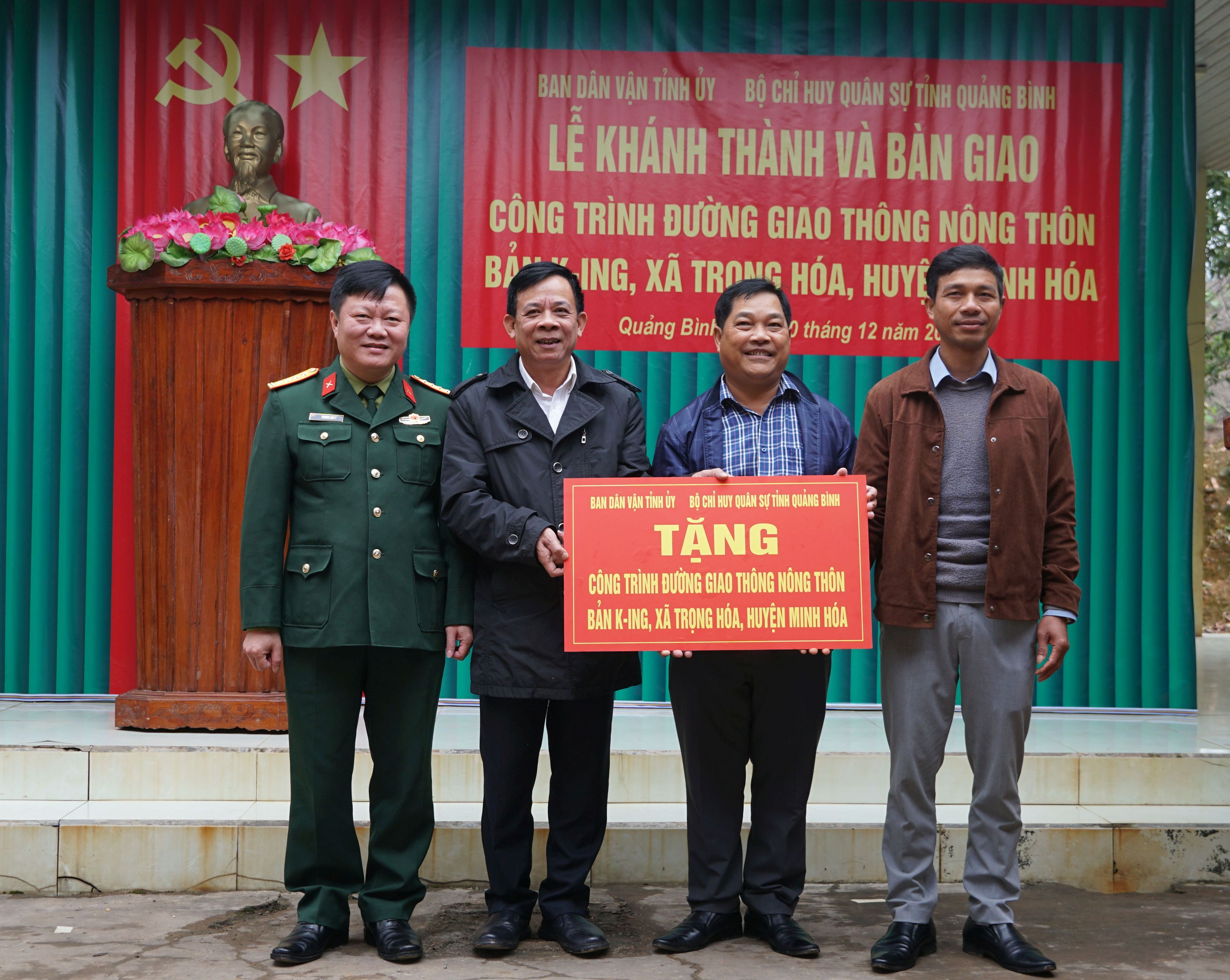 Ban Dân vận Tỉnh ủy và Bộ CHQS tỉnh bàn giao công trình NTM cho chính quyền địa phương xã Trọng Hóa.
