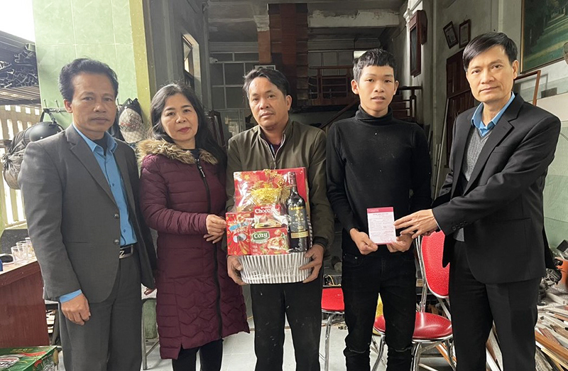 Đại diện lãnh đạo LĐLĐ tỉnh trao “Sổ tiết kiệm Công đoàn Việt Nam” cho cháu Trần Quốc Anh.