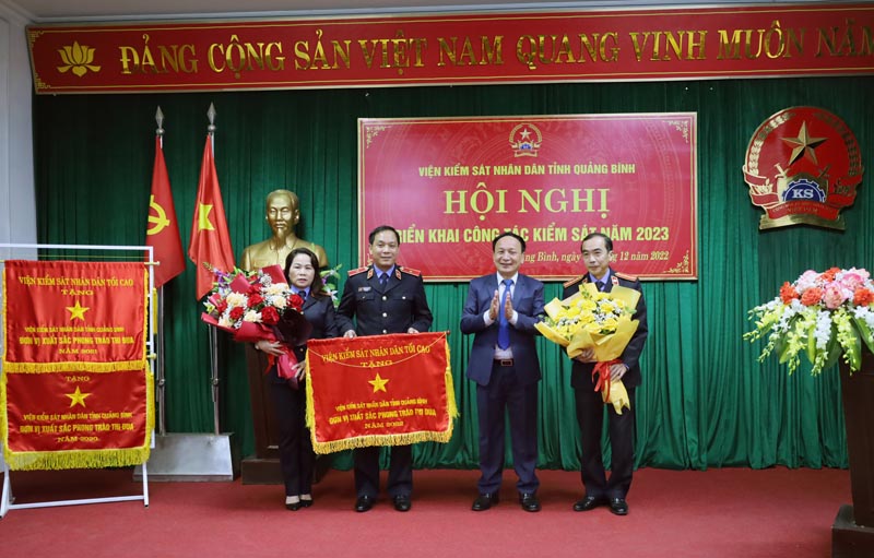 Đồng chí Trần Hải Châu, Phó Bí thư Thường trực Tỉnh ủy, Chủ tịch HĐND tỉnh trao cờ thi đua của VKSND tối cao cho tập thể lãnh đạo VKSND tỉnh.