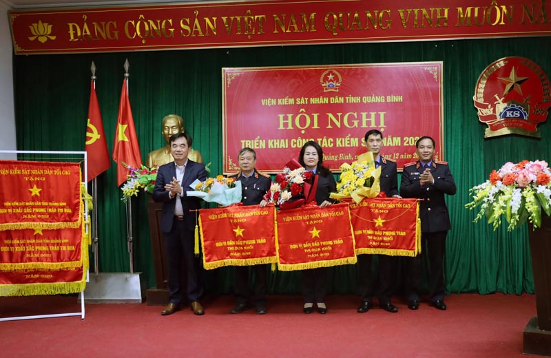 Đồng chí Nguyễn Lương Bình, Ủy viên Ban Thường vụ, Trưởng Ban Nội chính Tỉnh ủy trao các danh hiệu thi đua cho các tập thể, cá nhân thuộc  VKS hai cấp ở tỉnh.
