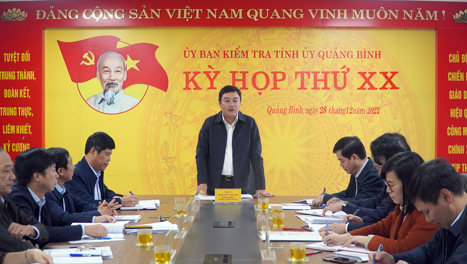 Đồng chí Đinh Hữu Thành, Ủy viên Ban Thường vụ, Chủ nhiệm UBKT Tỉnh ủy điều hành kỳ họp