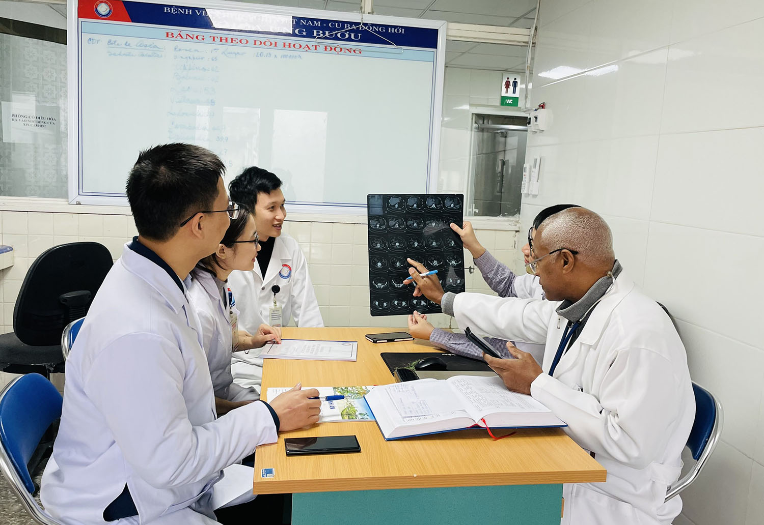 Chuyên gia Cuba hội chẩn cùng các bác sĩ Bệnh viện hữu nghị Việt Nam-Cuba Đồng Hới.