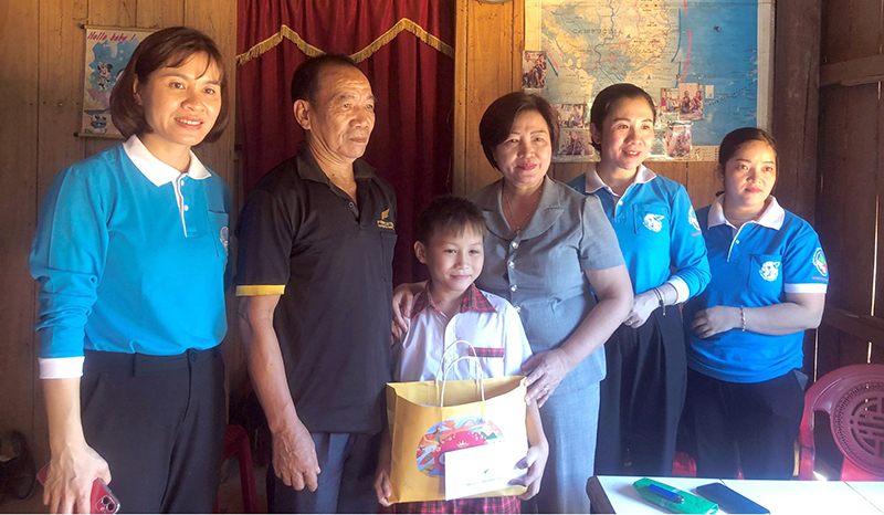 Hội LHPN tỉnh và Hội Bảo trợ bệnh nhân nghèo tỉnh thăm, tặng quà trẻ mồ côi