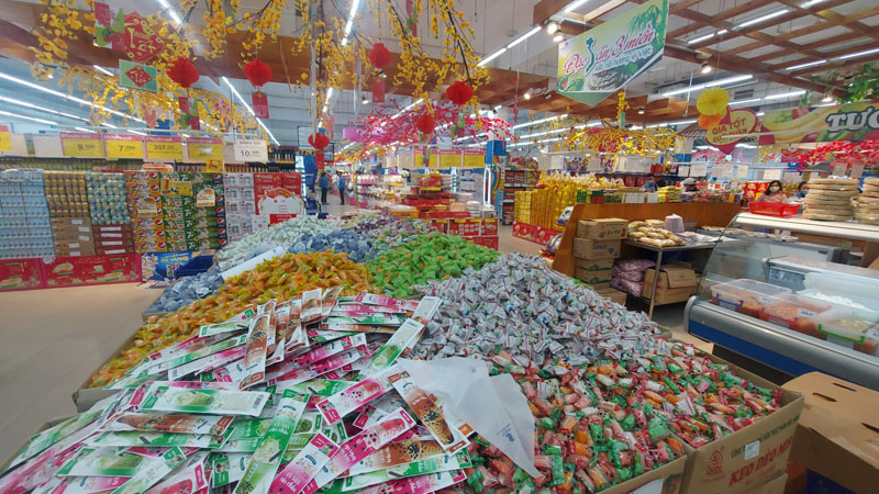 Hàng hóa tại siêu thị dồi dào, phong phú và có nhiều chương trình khuyến mại hấp dẫn phục vụ nhu cầu người dân dịp Tết Nguyên Đán.