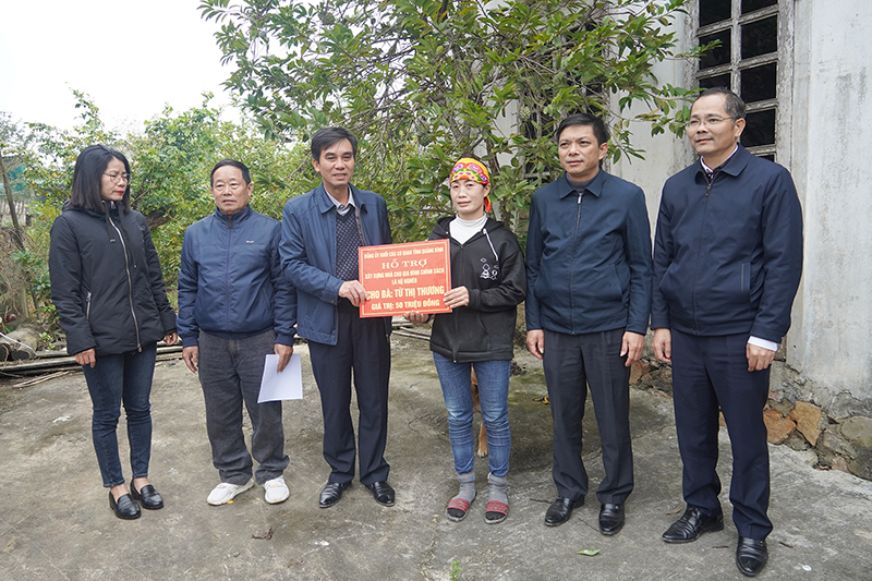  Đại diện lãnh đạo Đảng ủy Khối các cơ quan tỉnh trao biển tượng trưng hỗ trợ nhà ở cho gia đình chị Từ Thị Thương (Tân Ninh, Quảng Ninh).