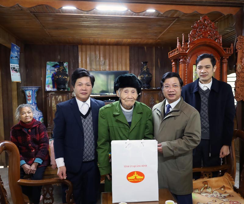 Đồng chí Trưởng ban Tuyên giáo Tỉnh ủy thăm các đảng viên lão thành, gia đình chính sách