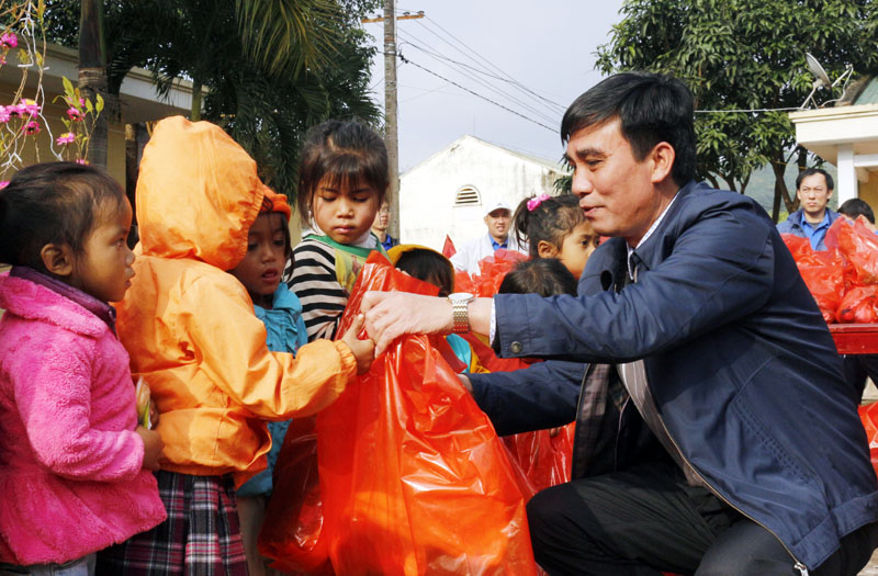 Trao tặng hơn 270 suất quà "Xuân biên giới" tại xã Thượng Trạch