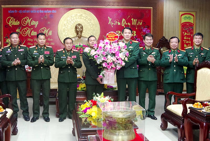 Bộ CHQS tỉnh Sạ-vẳn-na-khệt chúc Tết Bộ CHQS tỉnh Quảng Bình