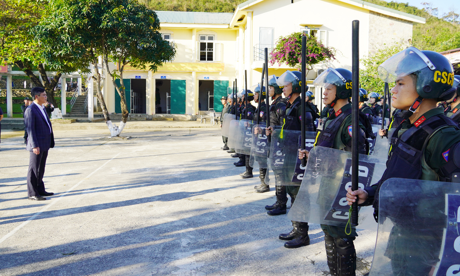 Chủ tịch UBND tỉnh thăm, kiểm tra sẵn sàng chiến đấu tại Tiểu đoàn Cảnh sát cơ động số 3