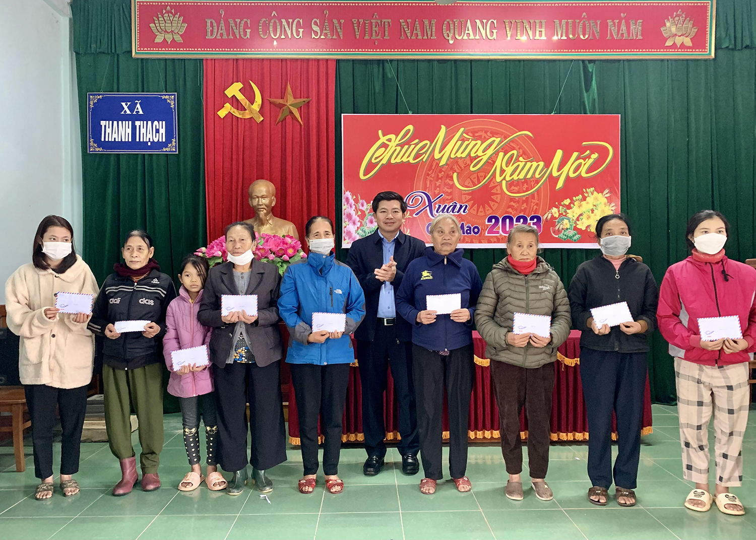 Đồng chí Trưởng ban Tổ chức Tỉnh ủy thăm, tặng quà tại huyện Tuyên Hóa